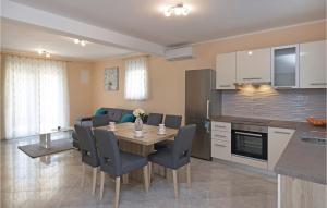 een keuken en eetkamer met een tafel en stoelen bij 4 Bedroom Stunning Home In Vodnjan in Mednjan