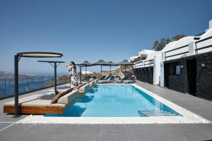 uma piscina no telhado de uma casa em Oia Suites em Oia