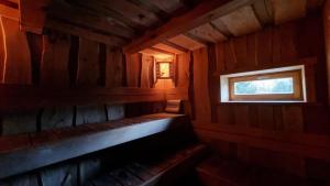 Čapu Liepu sauna في Garkalne: كابينة خشبية مع نافذة من الداخل