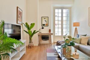 Televízia a/alebo spoločenská miestnosť v ubytovaní C74 - Marvelous 3 Bedroom Apartment In Historical
