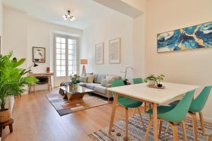 Posedenie v ubytovaní C74 - Marvelous 3 Bedroom Apartment In Historical