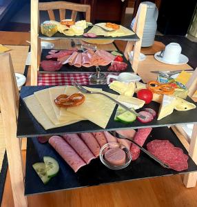 einen Tisch mit verschiedenen Fleischsorten und Käse in der Unterkunft Gästehaus Grüner Baum in Sankt Martin