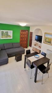 uma sala de estar com um sofá e uma mesa em Il Gioiello del Circeo em San Felice Circeo