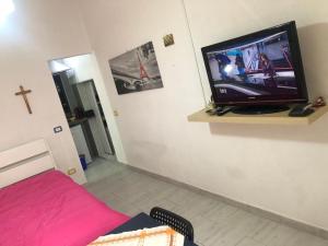 TV a/nebo společenská místnost v ubytování MONOLOCALE FULL OPTIONAL-L I A B E L -CENTRO Corso ITALIA Ragusa