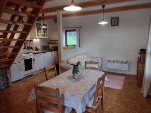 Een keuken of kitchenette bij Chata Dvírka