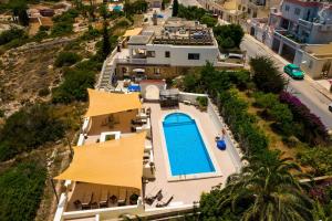 vista aerea di una casa con piscina di D View 4 You a Mellieħa