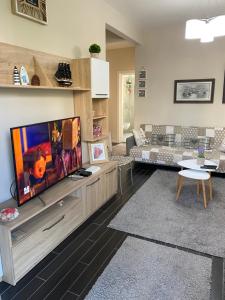 uma sala de estar com uma grande TV de tela plana em Durres, Apartment at Vala Mar rezidence, Hamallaj em Durrës mais 20 fotografias