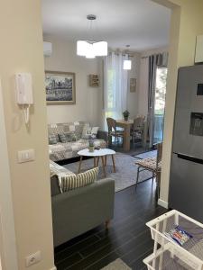 uma sala de estar com um sofá e uma mesa em Durres, Apartment at Vala Mar rezidence, Hamallaj em Durrës