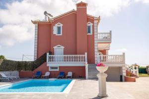 una casa con una piscina di fronte di Five Stars Villa a Skala di Cefalonia