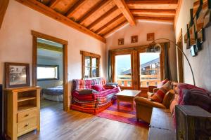 uma sala de estar com duas cadeiras e uma mesa em Vielyterra - Chalet haut de gamme - Domaine du mont blanc em Saint-Gervais-les-Bains