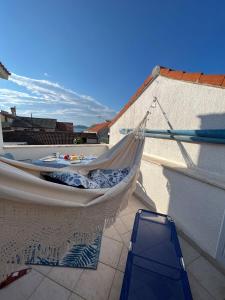 eine Hängematte auf dem Dach eines Hauses in der Unterkunft Ferienhaus Insel Murter Vivaldi/Stonehouse Betina in Betina