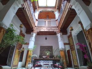 een kamer met een tafel en stoelen in een gebouw bij Dar Rbab in Fès