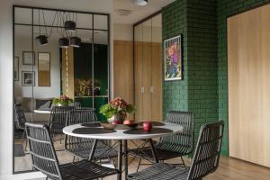 uma sala de jantar com mesa e cadeiras em Wine Apartment Gdynia em Gdynia