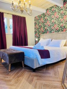 Postel nebo postele na pokoji v ubytování The Red Farm Relais & Spa