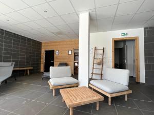 Część wypoczynkowa w obiekcie VAUJANYLOCATIONS - La Cabane de Maurice