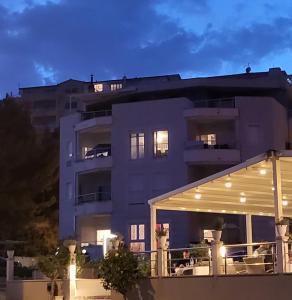 ein großes Gebäude mit Balkon davor in der Unterkunft Adela Apartments Žnjan Split in Split