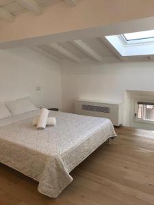 曼托瓦的住宿－Residenze Mazzini，一间卧室配有一张带两个枕头的床