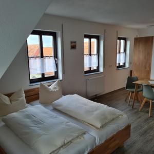 Postel nebo postele na pokoji v ubytování Gasthaus Schöllmann