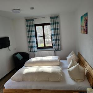 Postel nebo postele na pokoji v ubytování Gasthaus Schöllmann