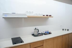 Dapur atau dapur kecil di Central Hostel Oia