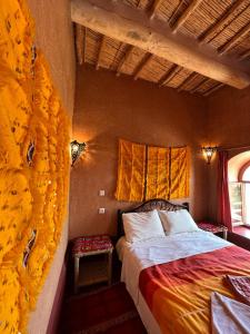 a bedroom with a bed in a room at La Fibule D'or in Aït Ben Haddou