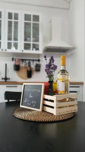 stół z butelką wina i tablicą kredową w obiekcie Apartment Ariela w mieście Izola