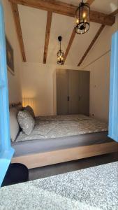 sypialnia z dużym łóżkiem w pokoju w obiekcie Apartment Ariela w mieście Izola
