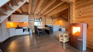 uma cozinha e sala de estar num chalé de madeira em Vrådal Panorama em Sinnes