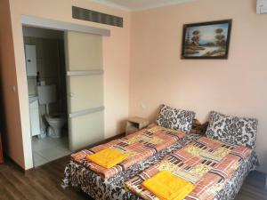sypialnia z łóżkiem w pokoju z łazienką w obiekcie Marinica Apartman 3 w Hajduszoboszlo