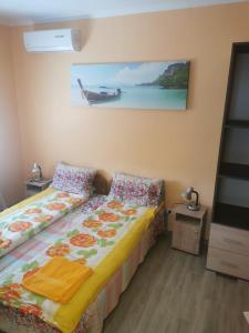 sypialnia z 2 łóżkami i obrazem na ścianie w obiekcie Marinica Apartman 3 w Hajduszoboszlo