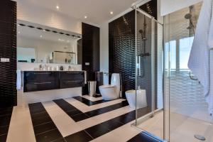 A kitchen or kitchenette at CORAL- Managed by Almarina Villas
