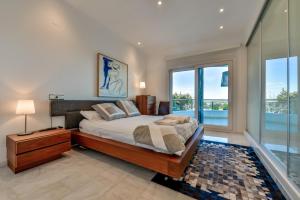 Posteľ alebo postele v izbe v ubytovaní CORAL- Managed by Almarina Villas + 37 fotografií