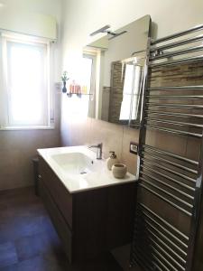 bagno con lavandino e specchio di B&B Delle Serre a Messina