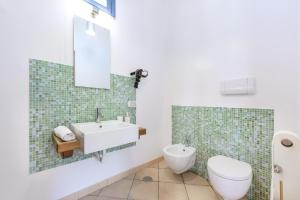 uma casa de banho com um lavatório e um WC em Casa Giovanni da Procida em Procida