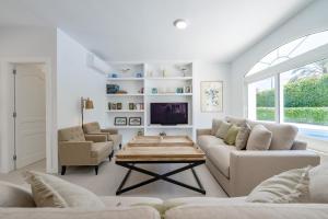 ein Wohnzimmer mit Sofa und Tisch in der Unterkunft Brisa del Mar - Managed by Almarina in Benissa