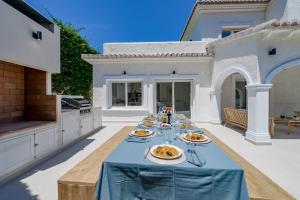 einen Tisch mit Teller mit Speisen auf einer Terrasse in der Unterkunft Brisa del Mar - Managed by Almarina in Benissa