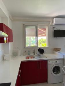 Kuchyň nebo kuchyňský kout v ubytování Appart 2ème ligne vue mer, 2 chambres, clim, internet, parking + 5 fotografií