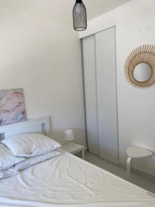 Postel nebo postele na pokoji v ubytování Appart 2ème ligne vue mer, 2 chambres, clim, internet, parking