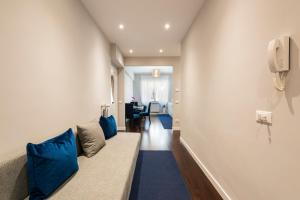 Pokój z kanapą z niebieskimi poduszkami w obiekcie Ponte Vecchio Deluxe Apartments we Florencji