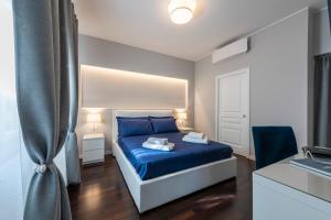 een slaapkamer met een blauw bed en een wastafel bij Ponte Vecchio Deluxe Apartments in Florence