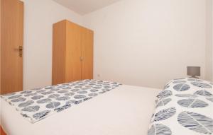 Postel nebo postele na pokoji v ubytování Apartment Podaca With Sea View 307