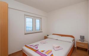 Postel nebo postele na pokoji v ubytování Apartment Podaca With Sea View 307