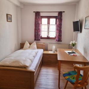 Postel nebo postele na pokoji v ubytování Gasthaus Schöllmann + 37 fotografií
