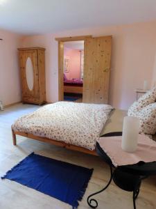 1 dormitorio con cama, mesa y espejo en Ferienhof - Rauhenberg en Wangels