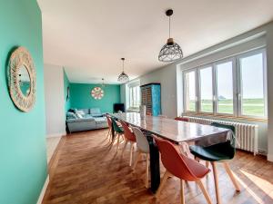 jadalnia i salon ze stołem i krzesłami w obiekcie Au Mont Chez Vous #Jacuzzi et Vue Mont-St-Michel# w mieście Huisnes-sur-Mer