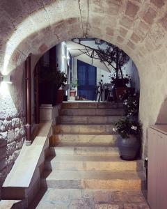 een boog met trappen in een gebouw met planten bij NOVILUNIO in Andria