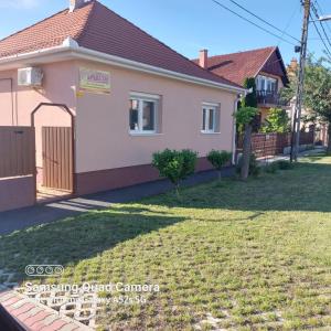 dom z trawnikiem przed nim w obiekcie Marinica Apartman 3 w Hajduszoboszlo +6 zdjęć