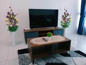 TV a/nebo společenská místnost v ubytování Preferred30 3R2B 7pax Meritus Perai