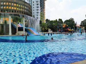 馬六甲的住宿－FHS Water Themepark Resort Melaka Town City Tengah，一座大型游泳池,里面有人在水上公园里