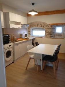 Kuchyň nebo kuchyňský kout v ubytování Chambres d'hôtes les Clématites en Cotentin